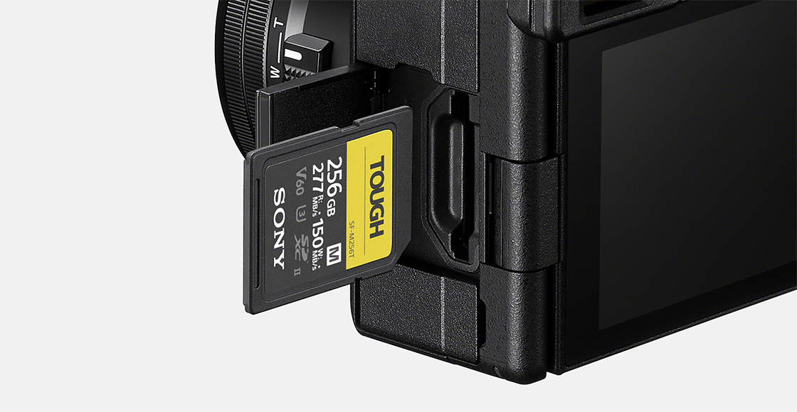 Imagen de una ranura con una tarjeta de memoria SD